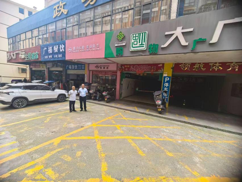 广西XXX环境科技有限公司、文X，2户债权整体。转让公告