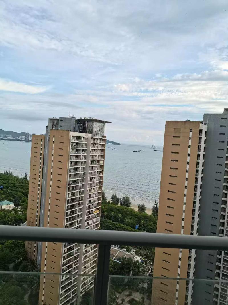 三亚市天涯区三亚湾路蓝色海岸A栋一单元808房（含配套及非配套使用家具家电）、C栋二单元3302房（含配套家具家电）分别再次转让