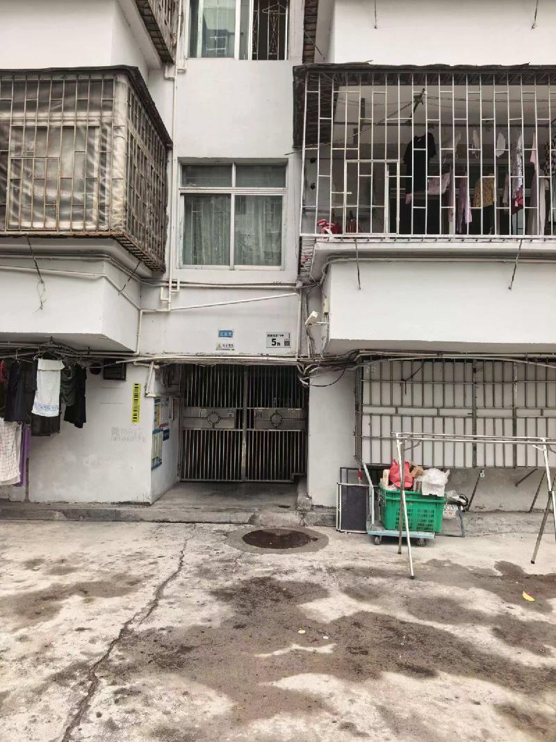深圳市罗湖区宝安路松园南九巷外运公司住宅楼40套房产分为4个标的转让