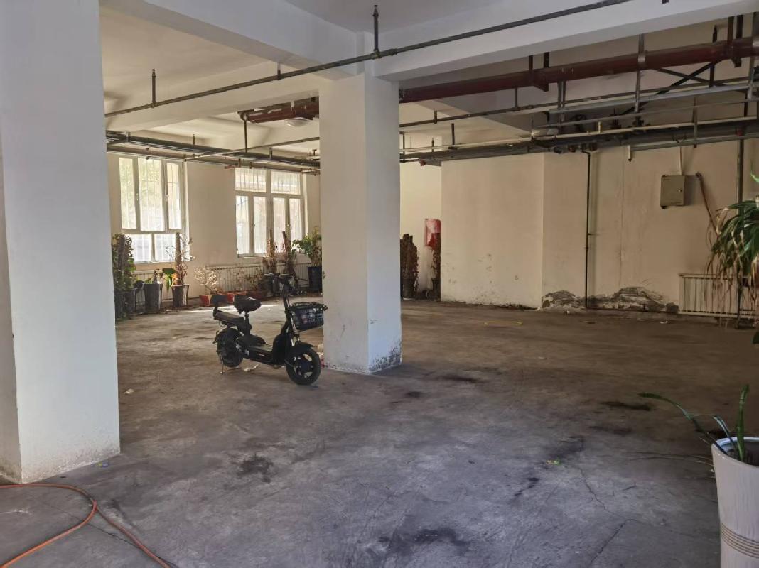 新疆中新铁路建设有限公司转让乌苏市南苑办事处塔里木河西路路园小区20幢1-03号车库