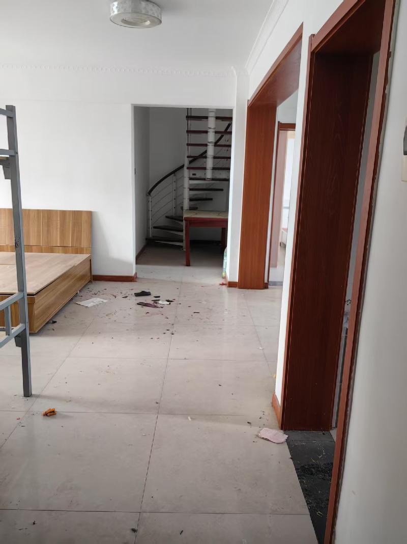新疆中新铁路建设有限公司转让乌苏市南苑办事处塔里木河西路路园小区20幢2-1102室房产