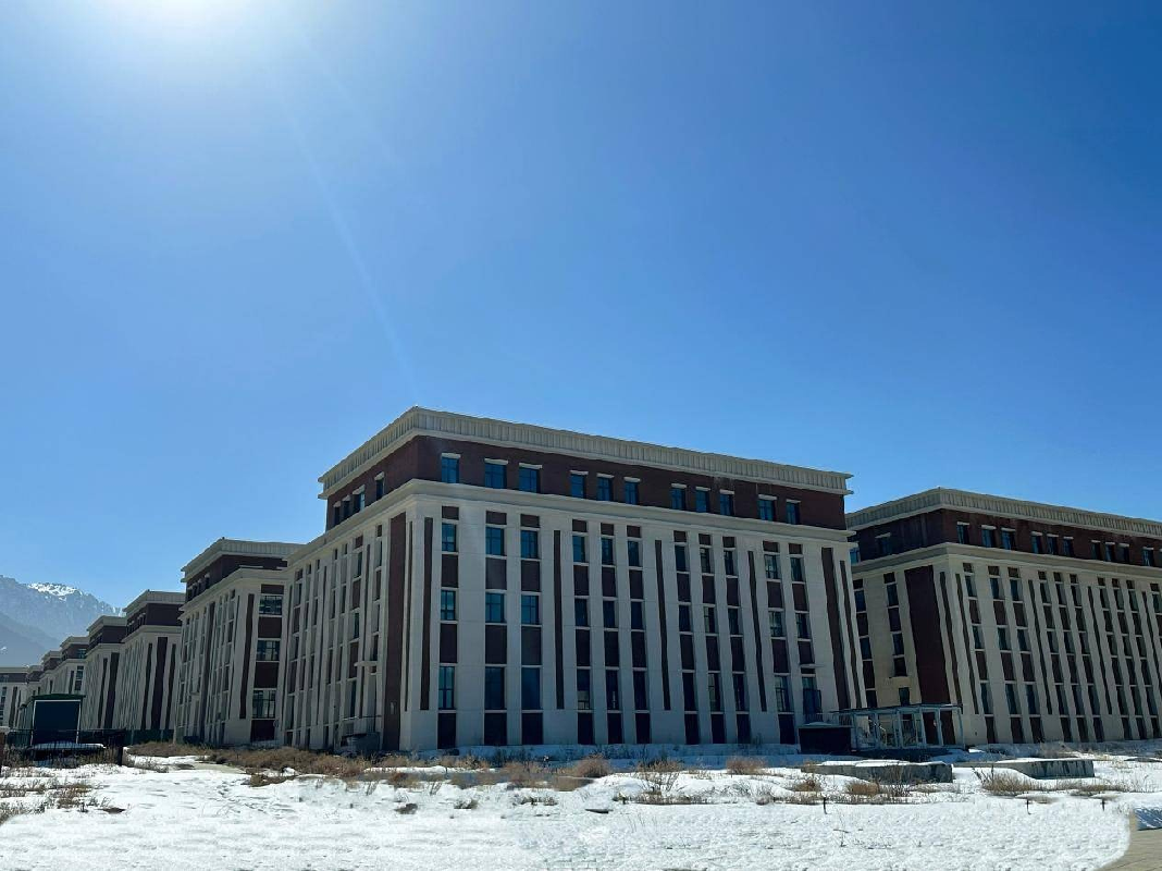 中能建投乌鲁木齐新能源有限公司租赁位于乌鲁木齐县水西沟镇庙尔沟村宅基地551号水西沟特色小镇冰雪小镇特色功能扩展区运动产业园区1#、2#、4#、5#、6#、7#、8#、9#楼房产(国资监测编号GR2026XJ1001082)