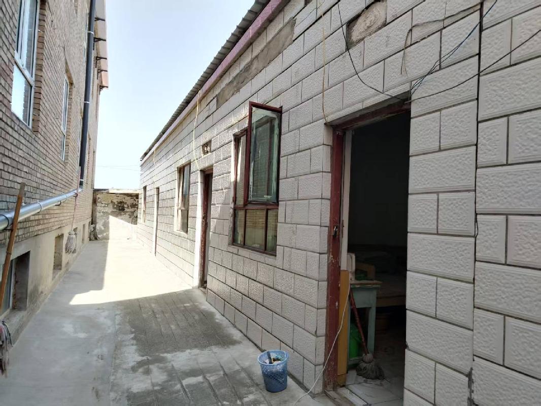 巩留县发改委位于巩留县二区静和路原军粮供应站约74㎡对外招租，租期三年