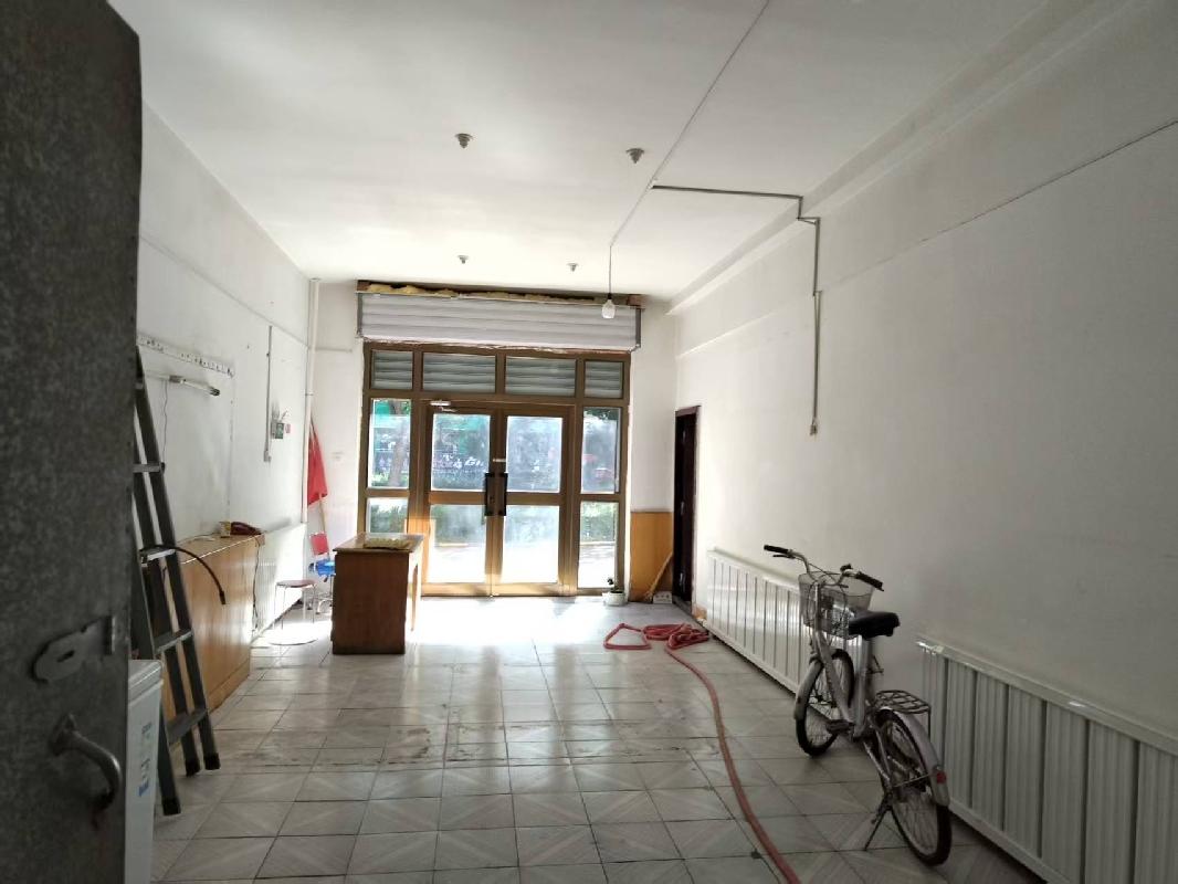 巩留县发改委位于巩留县二区静和路原军粮供应站约74㎡对外招租，租期三年
