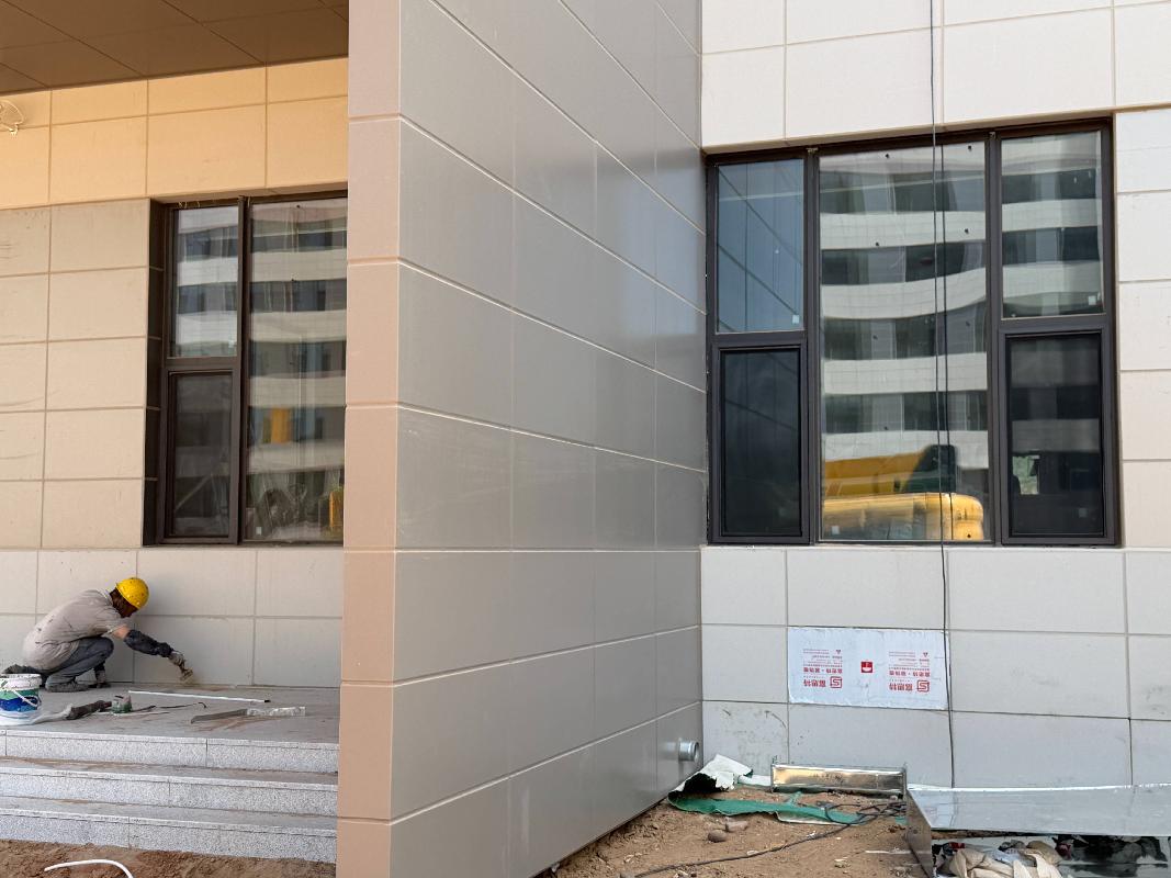 内蒙古工业大学（鄂尔多斯康巴什校区）超市、文印室、快递服务和理发服务整体招租（年租金底价：118332.00元，租赁年限：3年）