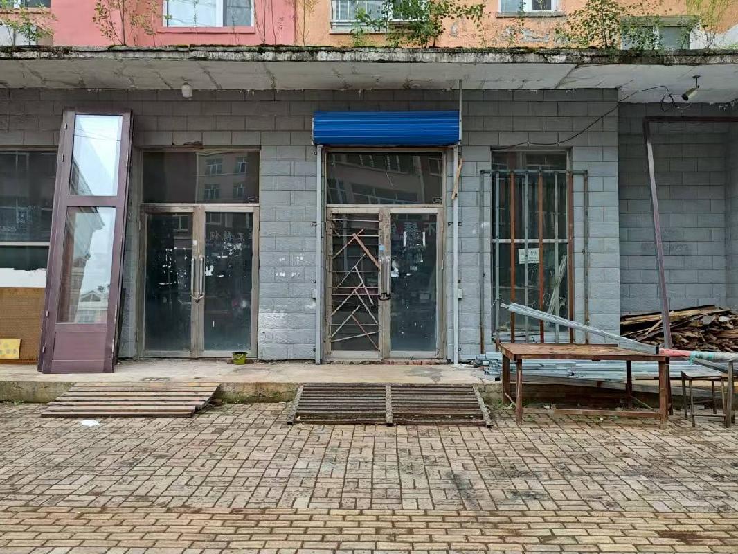 内蒙古自治区呼伦贝尔市牙克石市颢诚小区2-1号楼102号门市转让