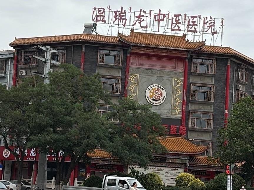 海勃湾区黄河东街北一街坊白云小区1号楼转角楼103、24、25号、301转让