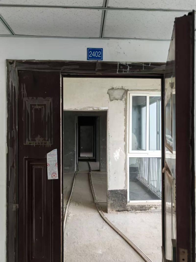 成都市成华区华实2号17栋4层403号房产等两套房产两宗车位分别再次转让