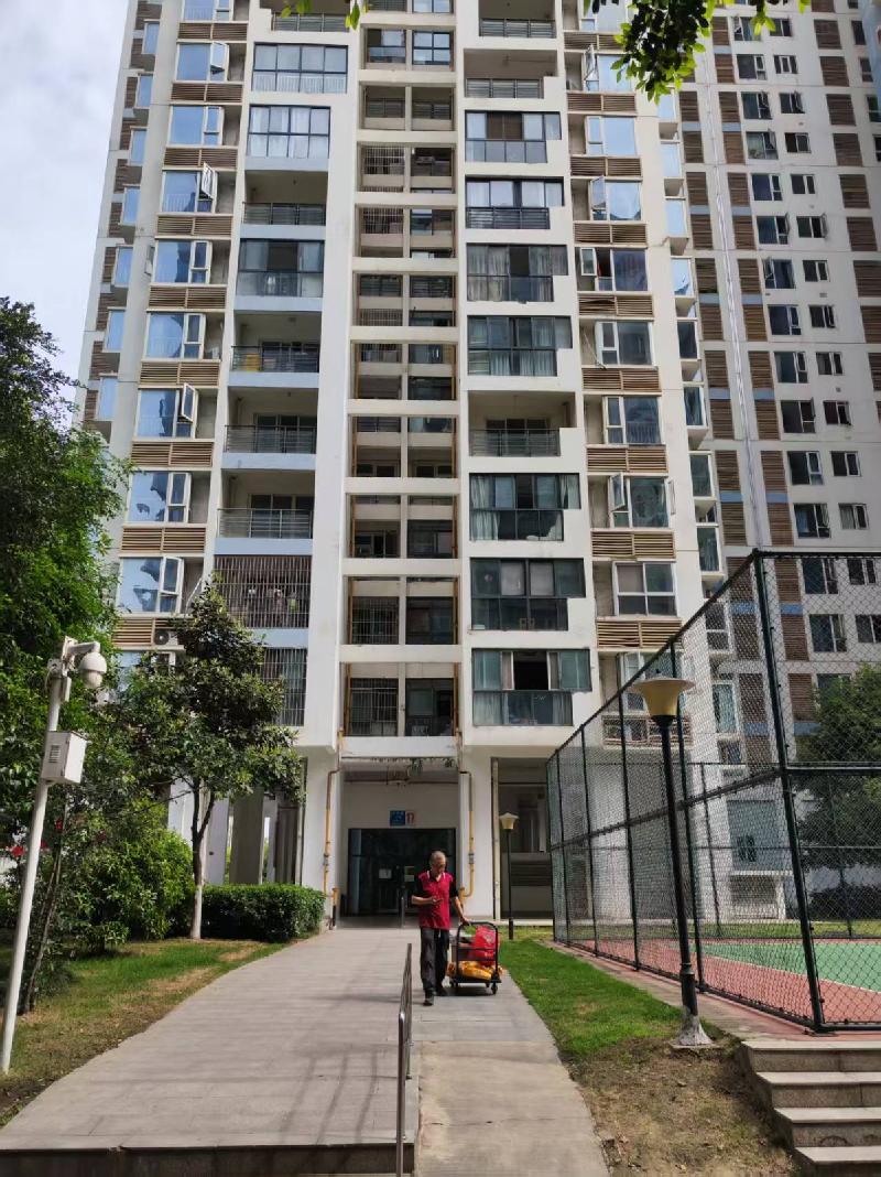 成都市成华区华实2号17栋4层403号房产等两套房产两宗车位分别再次转让