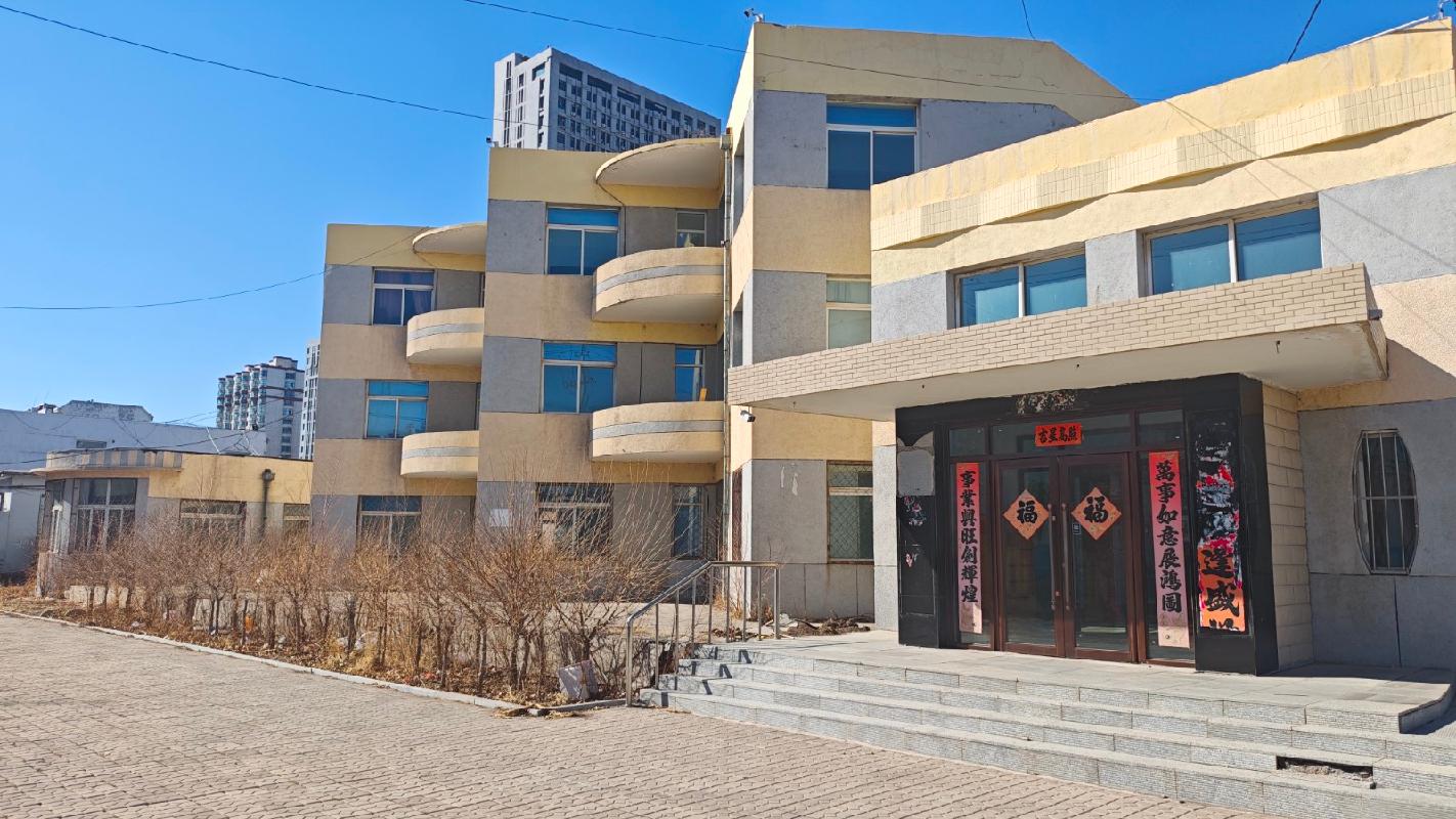 内蒙古自治区通辽市霍林郭勒市珠区珠斯花大街南侧1栋三层房产整体出租（年租金290600元，租期5年）
