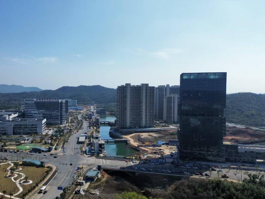 岳阳市中心医院配套健康管理中心项目A栋1层酒店大堂、2-3层、17-23层、商铺，B栋部分区域等20个标的出租