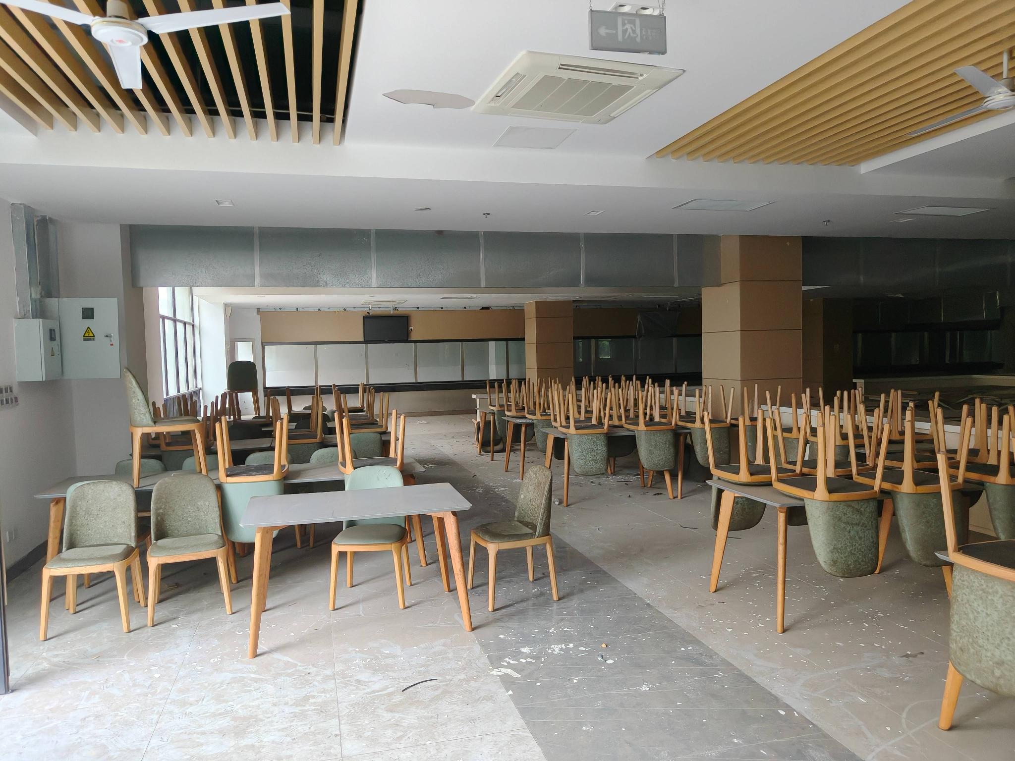 劳动路正衡中学新校区一批教师餐桌、教师餐椅转让公告