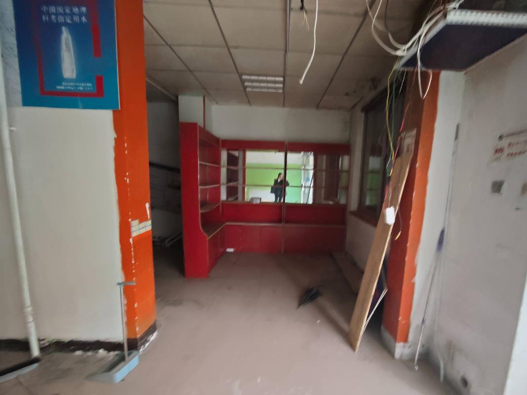 呼和浩特市新城区爱民街389号（原财税职业学院）15号家属楼1楼商铺从西数第10间（原汾酒竹叶青子末烟酒超市公开招租）
