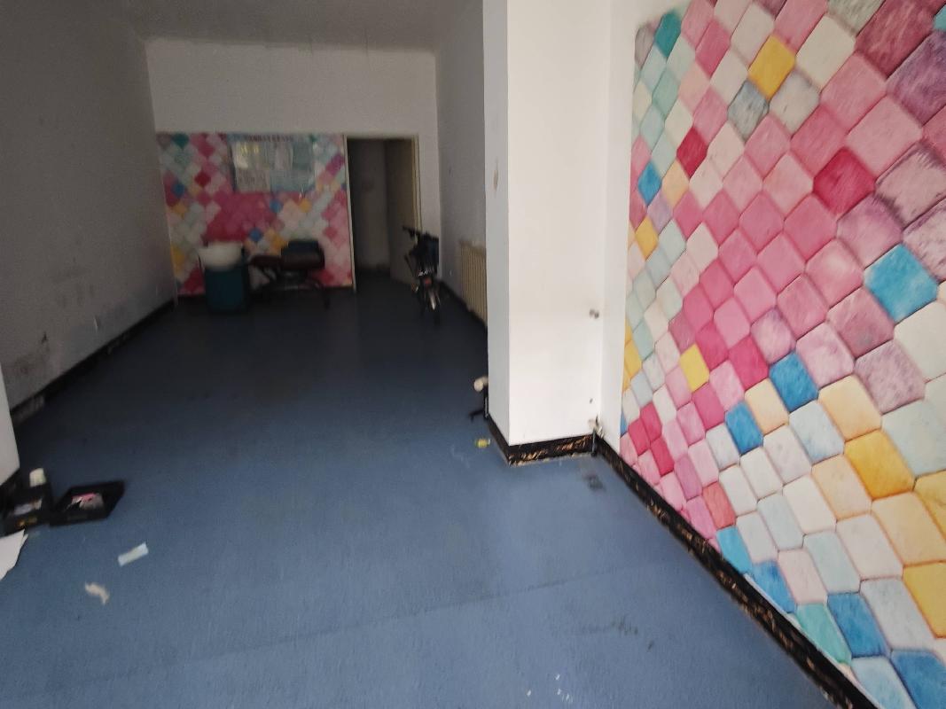 呼和浩特市新城区爱民街389号（原财税职业学院）15号家属楼1楼商铺从西数第16间（原幻梦发艺）公开招租（年租金底价：22500元，租赁期限：5年）