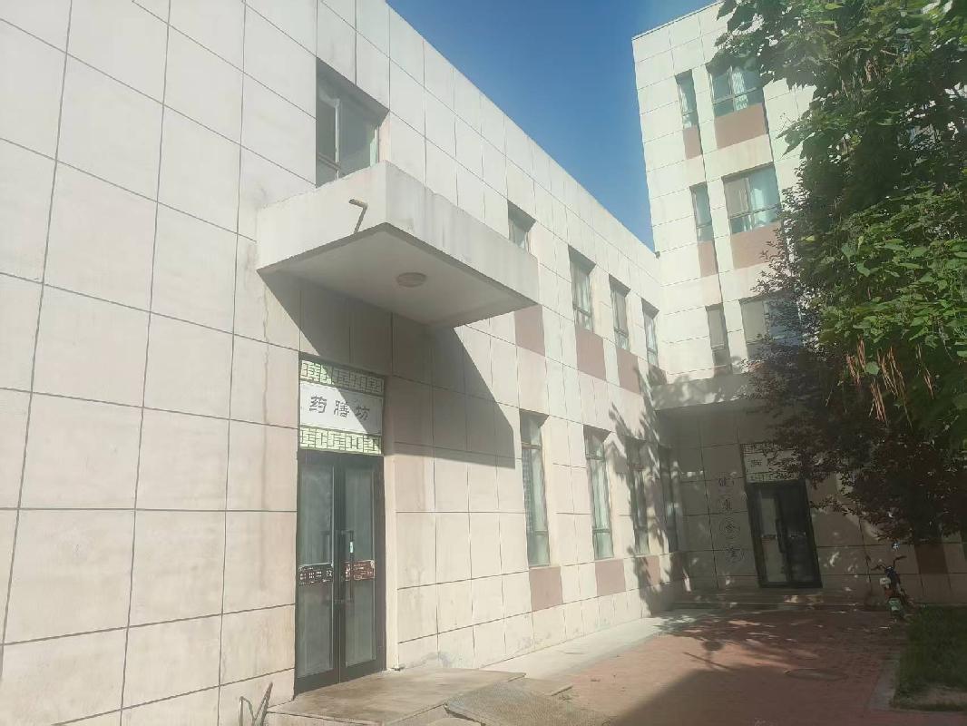 巩留县中医医院位于巩留县东买里路东段南侧61号院内食堂约300㎡对外招租，租期三年