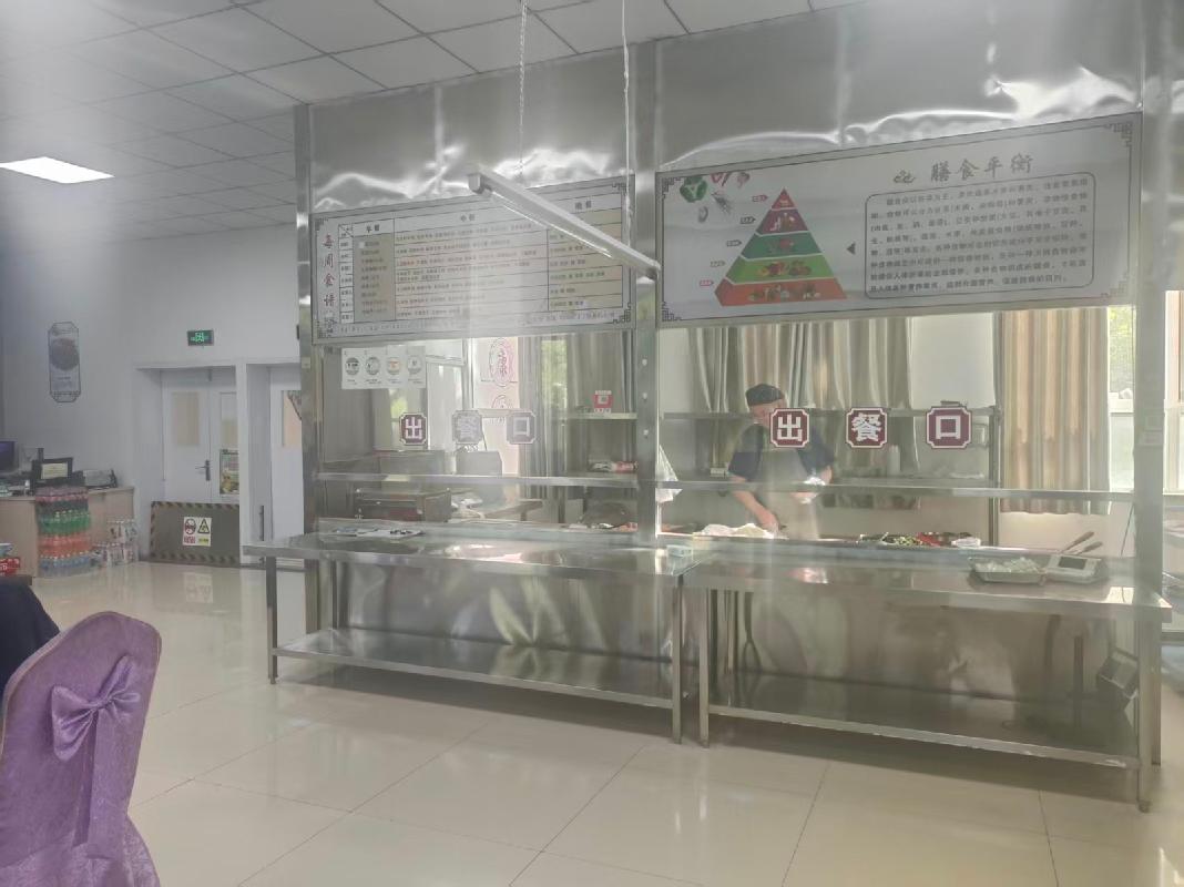 巩留县中医医院位于巩留县东买里路东段南侧61号院内食堂约300㎡对外招租，租期三年