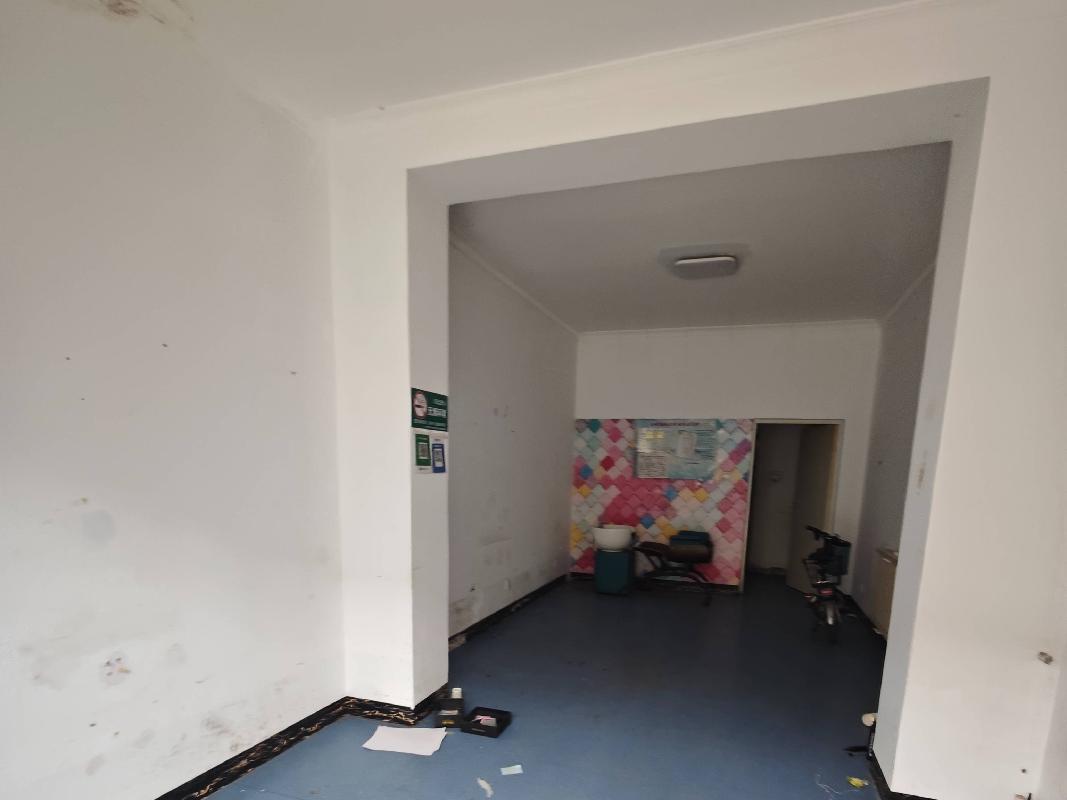 呼和浩特市新城区爱民街389号（原财税职业学院）15号家属楼1楼商铺从西数第16间（原幻梦发艺）公开招租（年租金底价：22500元，租赁期限：5年）