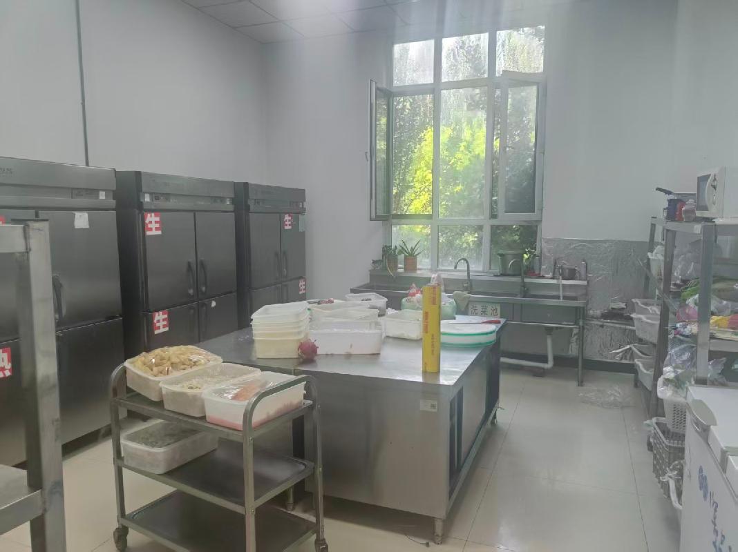 巩留县中医医院位于巩留县东买里路东段南侧61号院内食堂约300㎡对外招租，租期三年