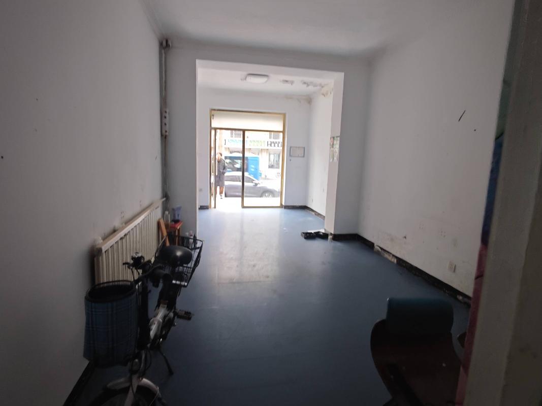 呼和浩特市新城区爱民街389号（原财税职业学院）15号家属楼1楼商铺从西数第16间（原幻梦发艺）公开招租（年租金底价：22500元，租赁期限：5年）