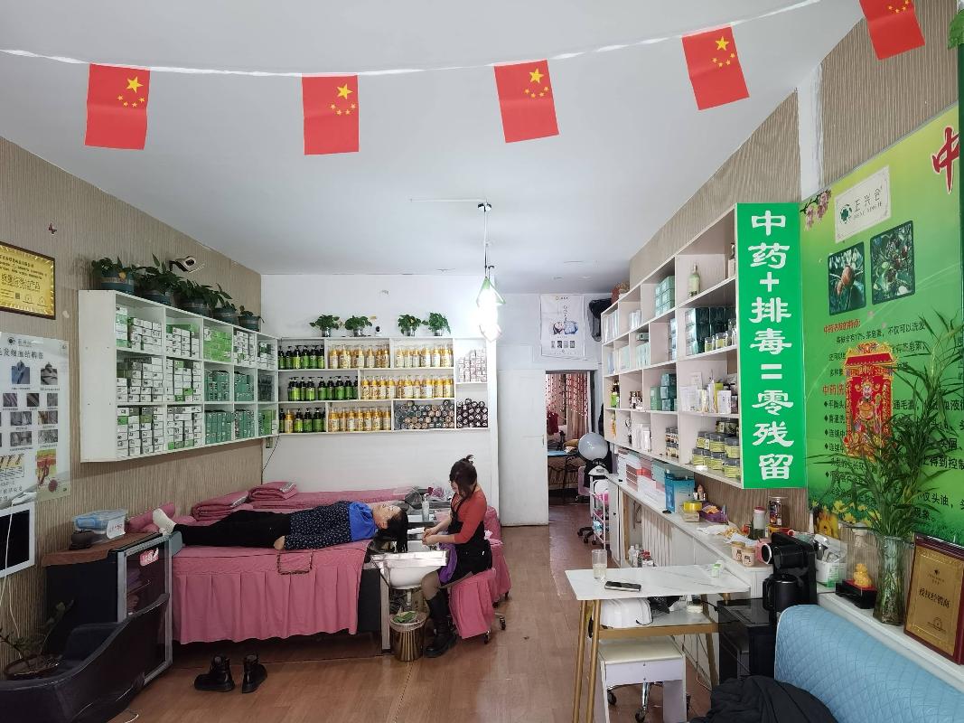 呼和浩特市新城区爱民街389号（原财税职业学院）15号家属楼1楼商铺从西数第6间（原植物染发）公开招租（年租金底价：35500元，租赁期限：5年）