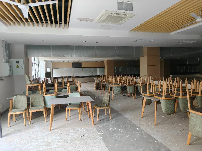 劳动路正衡中学新校区一批教师餐桌、教师餐椅转让公告