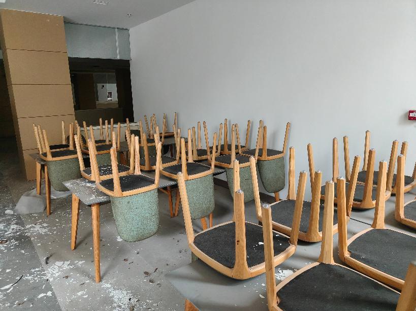 劳动路正衡中学新校区一批教师餐桌、教师餐椅转让公告