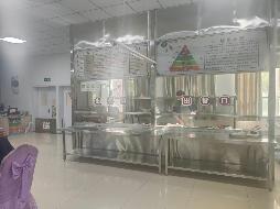 巩留县中医医院位于巩留县东买里路东段南侧61号院内食堂约300㎡对外招租，租期三年