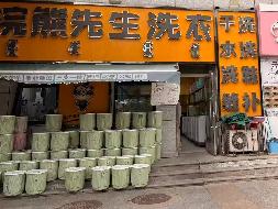 内蒙古财经大学西校区一中心附属楼西侧南数第4间（原浣熊先生洗衣）公开招租（年租金底价：70000元，租赁期限：5年）