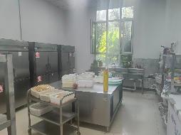 巩留县中医医院位于巩留县东买里路东段南侧61号院内食堂约300㎡对外招租，租期三年