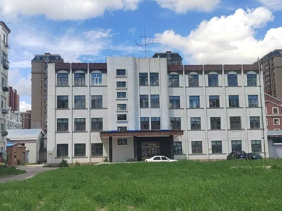 呼伦贝尔市海拉尔区奋斗办绿色食品发展中心西侧新绿波北侧（原草原工作站）办公楼及4个车库整体招租（年租金底价461211元，租期10年）