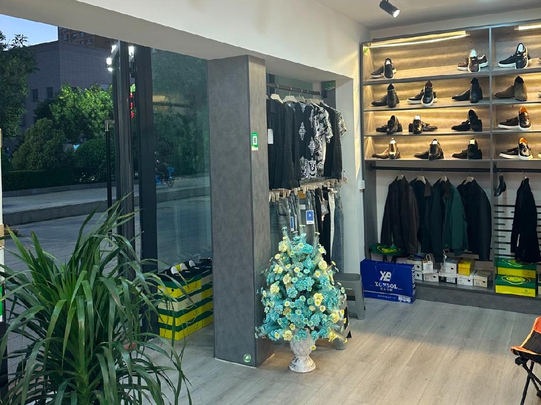 奎屯市万利租赁服务有限公司位于团结西街机关平房23号商铺20.74㎡对外招租（租期3年）