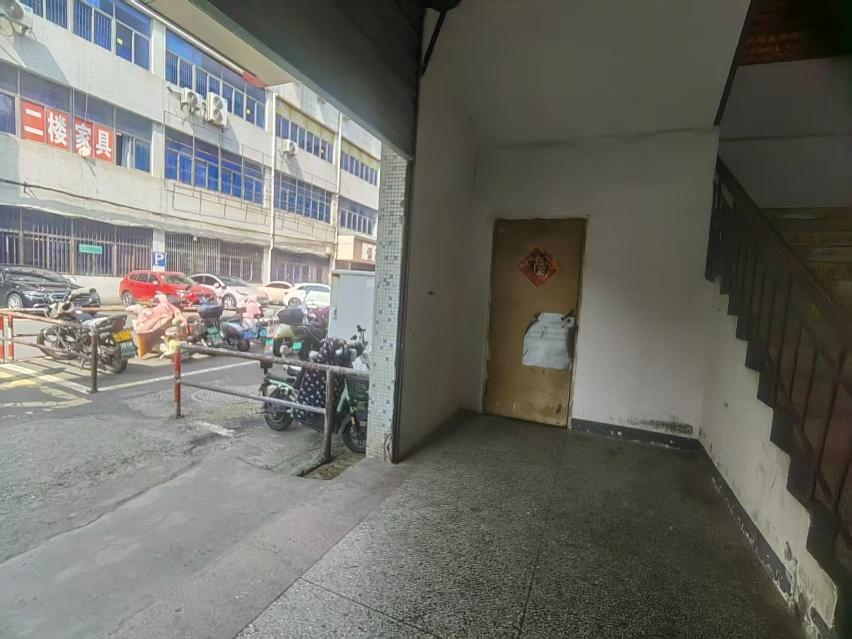 江南春商城二期一层1号附近楼梯下方的小房间招租公告