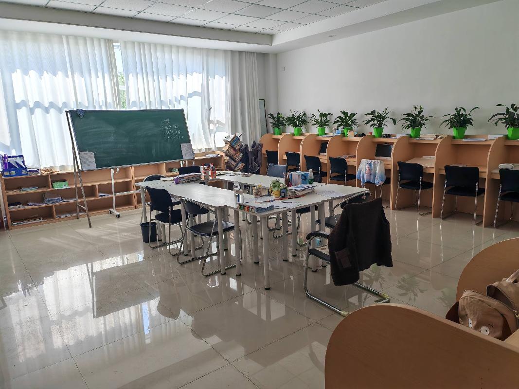 奎屯市万利租赁服务有限公司位于迎宾园社区办公楼3楼商铺157.75㎡对外招租（租期3年）