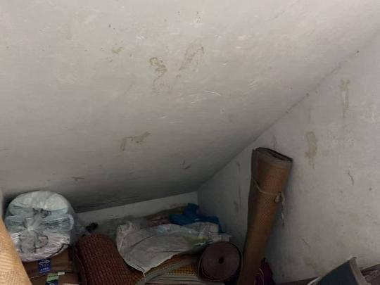 江南春商城二期一层44号附近楼梯下方的小房间招租公告