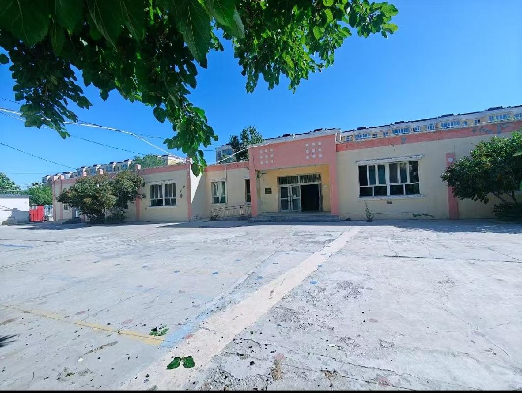 伊宁市塔乡中心幼儿园位于伊宁市果园村十二巷20号闲置教学点院落及房屋（建筑面积约1020㎡，占地约2708㎡）对外招租，租期一年
