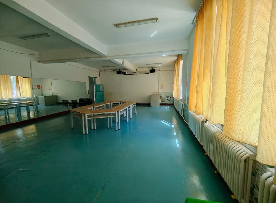 伊宁市塔乡中心幼儿园位于伊宁市果园村十二巷20号闲置教学点院落及房屋（建筑面积约1020㎡，占地约2708㎡）对外招租，租期一年