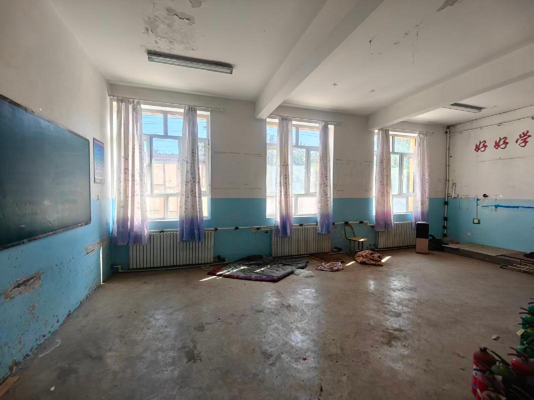 伊宁市潘津镇中心小学位于潘津乡中潘津村闲置教学点整体院落（占地约7369.86㎡，建筑面积约1113㎡）对外招租，租期六个月，二次挂牌
