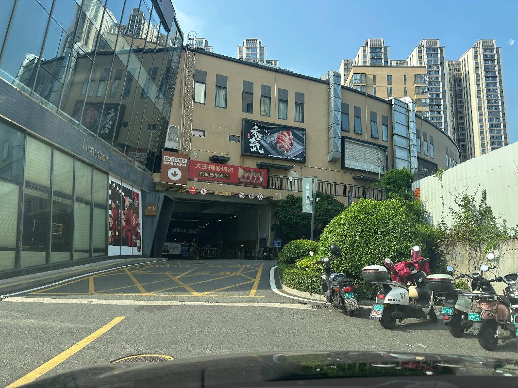 中骏广场及云山小区地下室42个车位公开竞价转让