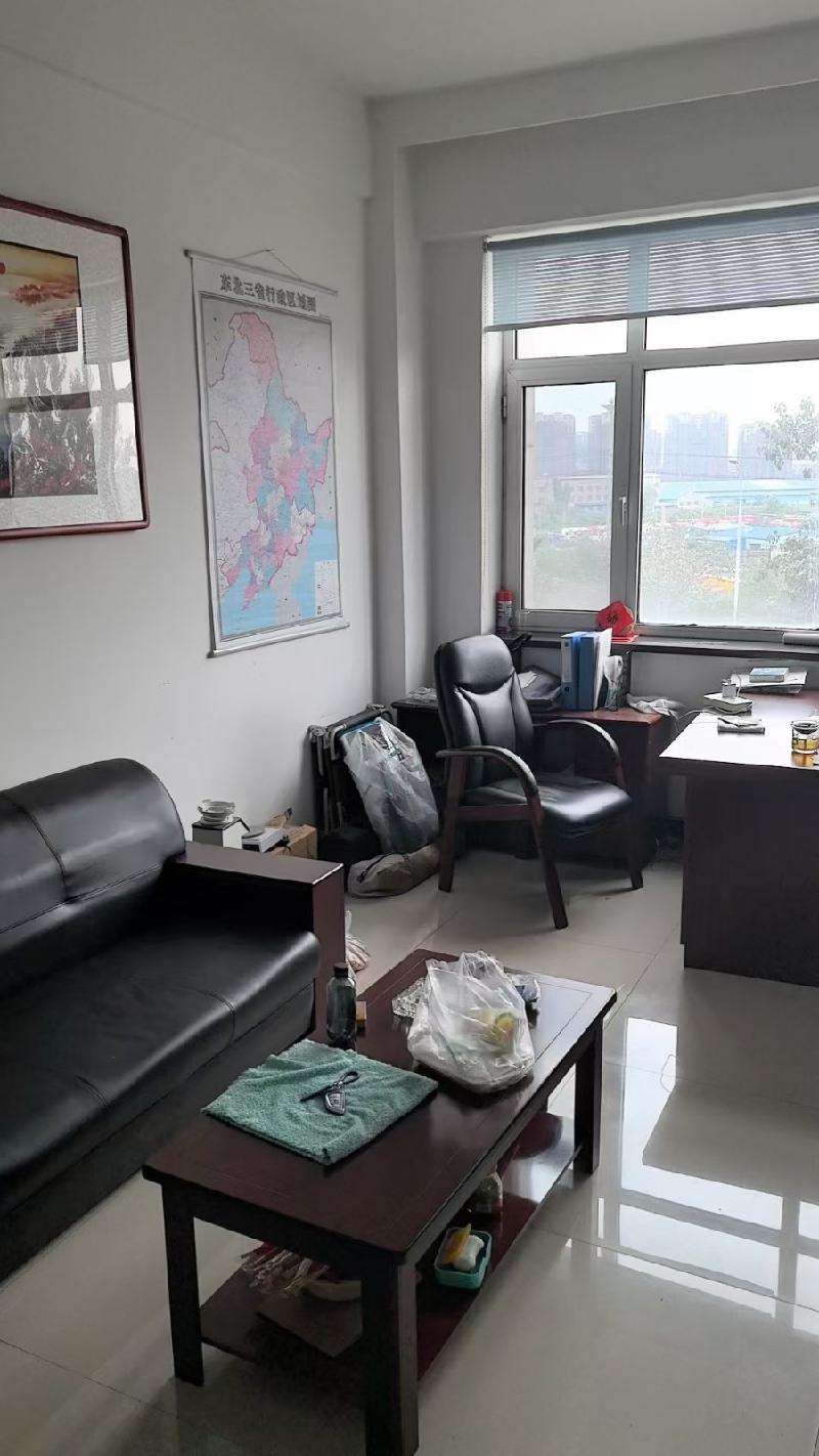 辽宁省营口市鲅鱼圈区疏港路北侧一栋办公楼第3层306一间办公室整体出租（年租金13800元，租期1年）