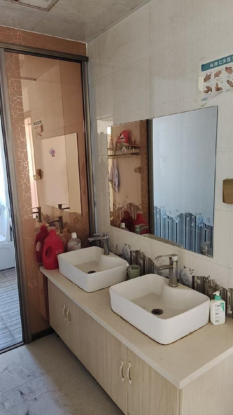 新疆交通建设投资控股有限公司转让位于塔城市杜别克区光明路东方嘉苑小区15号楼4单元601室住宅房产