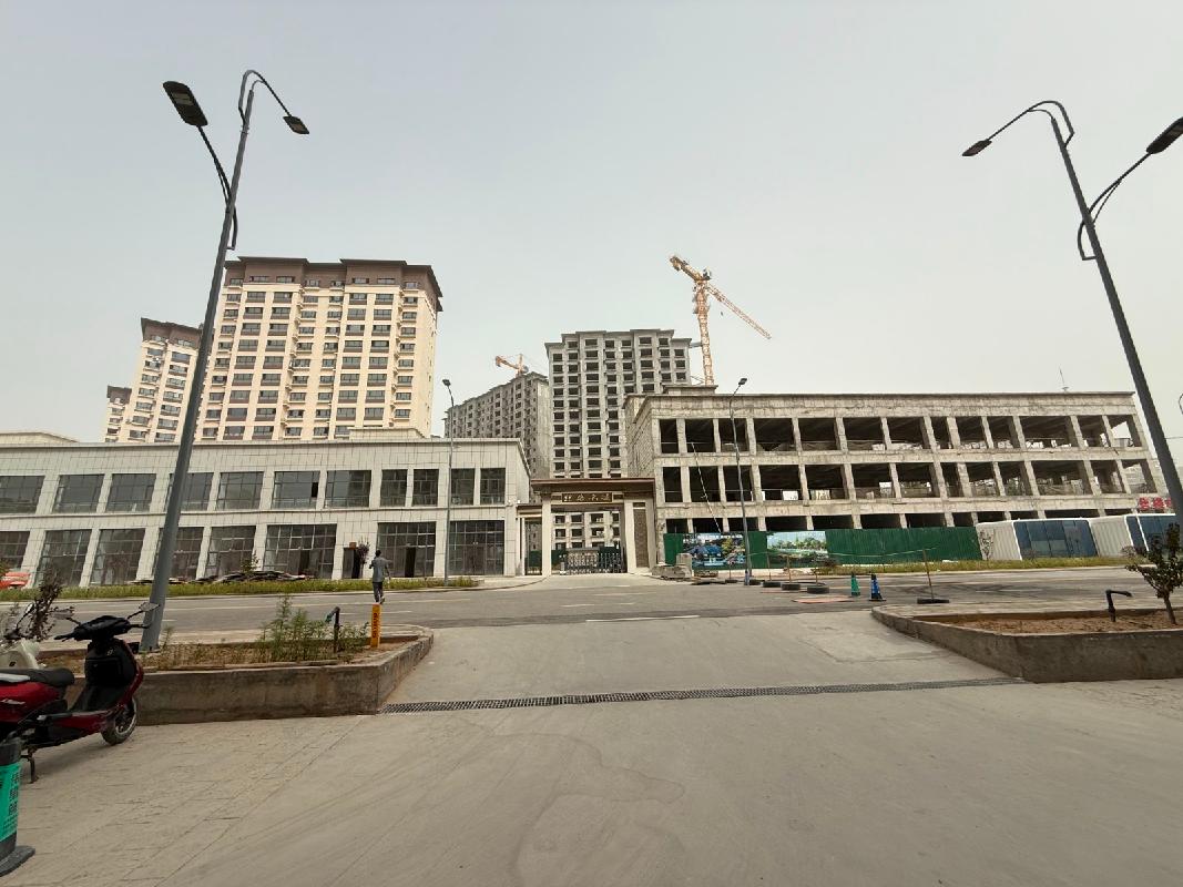 阿克苏良信粮油购销集团有限责任公司租赁位于阿克苏市丝路名城、城市一号石榴街、粮食局家属院10处商业房产