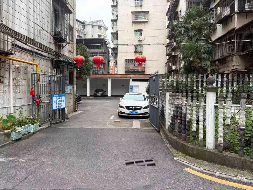 郴州市乌石矶原经济建设投资公司住宅小区、燕泉路7号罗家井购物城6处铺面转让