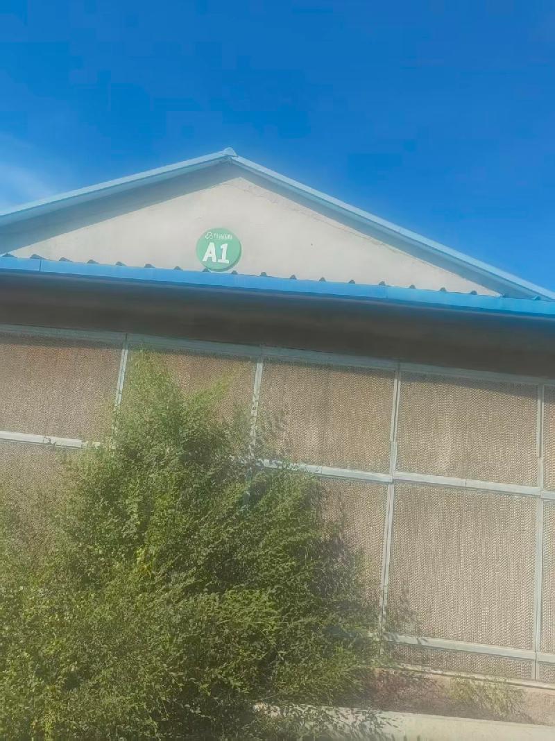 新疆霍尔果斯犁川粮油物资贸易有限责任公司位于伊宁市托格拉克乡托格拉克村黑水沟7-41-1-33的养殖场（总面积约：200001㎡）对外招租，租期五年