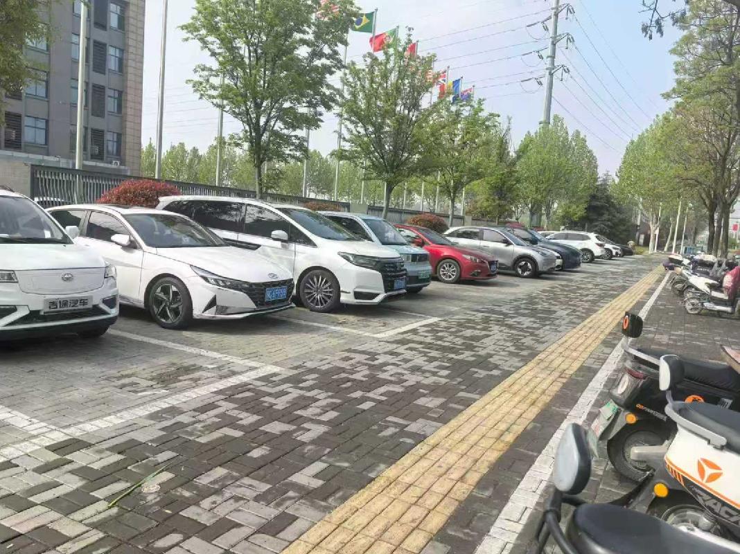 江苏徐州淮海国际港务区管委会北门东西侧及鱼先生社区东北角边角地（停车场用途）整体招租项目公告