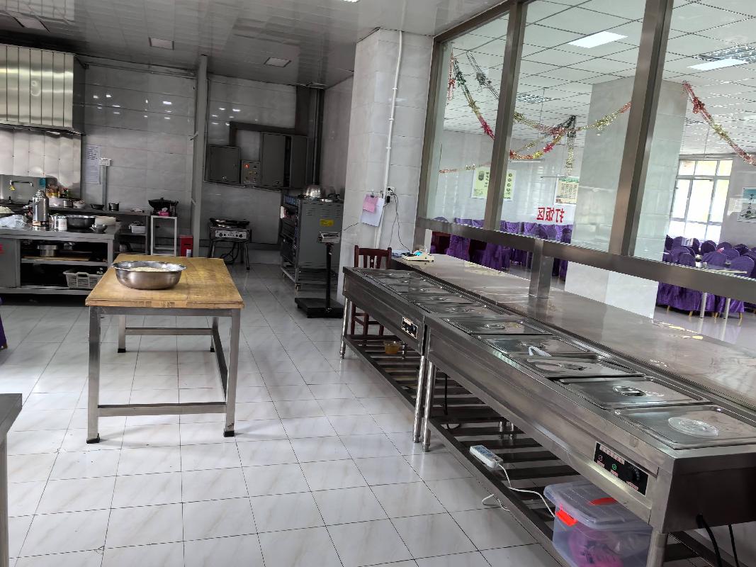 巩留县妇幼保健院位于巩留县新华西路1号院内食堂约100㎡对外招租，租期三年