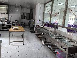 巩留县妇幼保健院位于巩留县新华西路1号院内食堂约100㎡对外招租，租期三年
