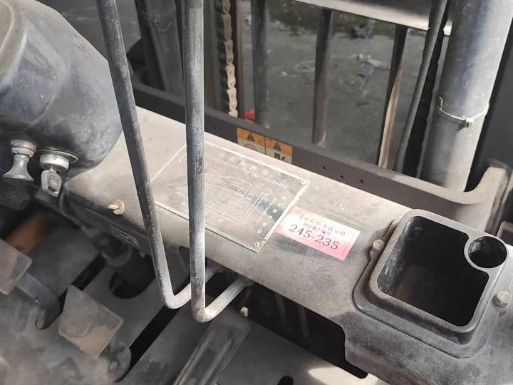 245-235内燃平衡重式叉车转让公告