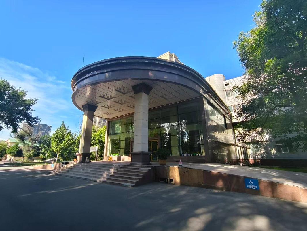 新源县万和源生态旅游公司位于新源县恰普河路贵宾馆1号楼约7190㎡对外招租，租期一年