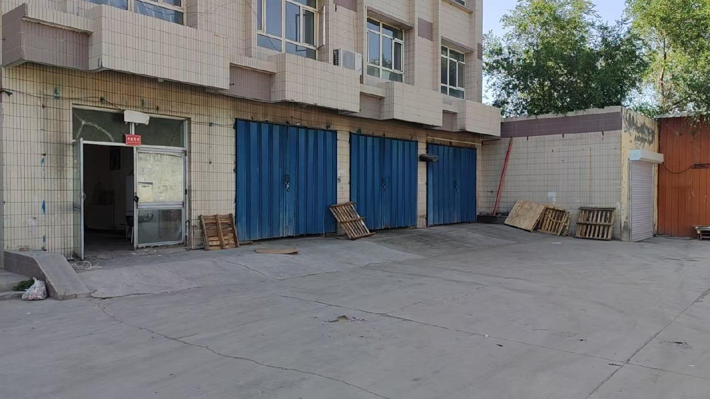 奎屯市万利租赁服务有限公司位于乌鲁木齐西路65号-1、2、3、11、12、13、14、15商铺404㎡对外招租（租期3年）