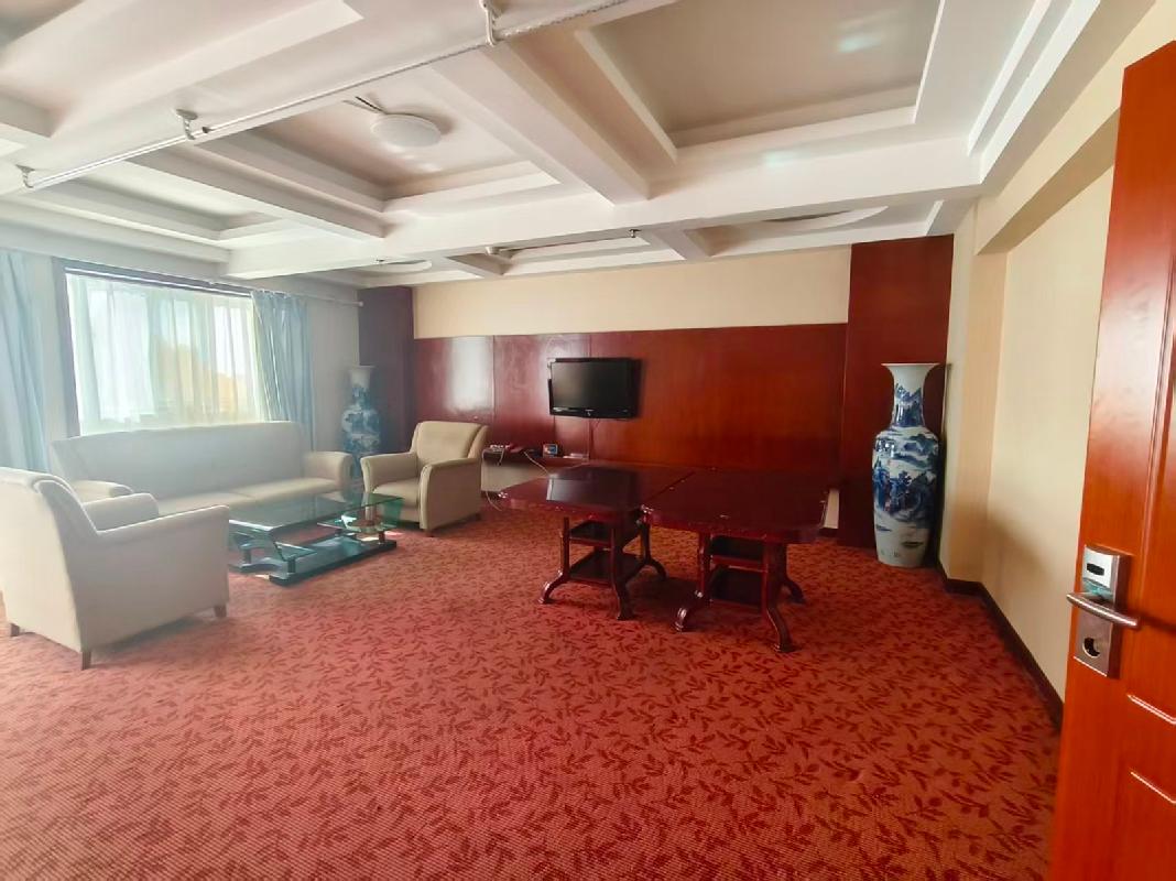 新源县万和源生态旅游公司位于新源县恰普河路贵宾馆1号楼约7190㎡对外招租，租期一年